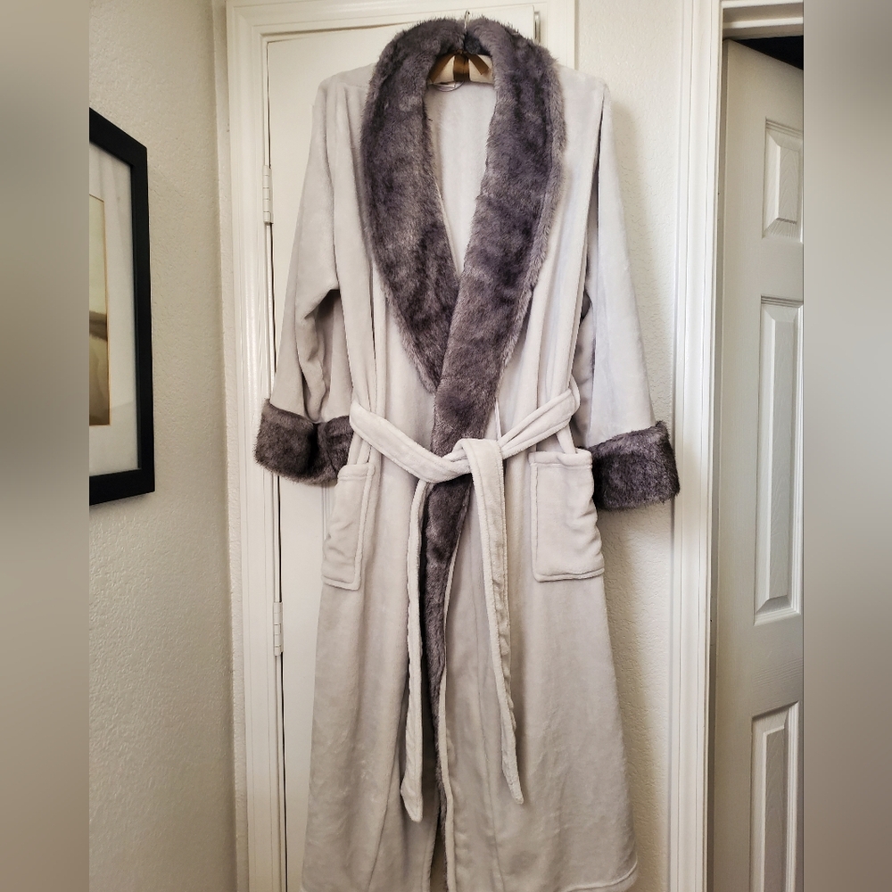 SOMA Full Length Robe Velvety Pale Gray Darker Gray Faux Fur Everywhere! XXL